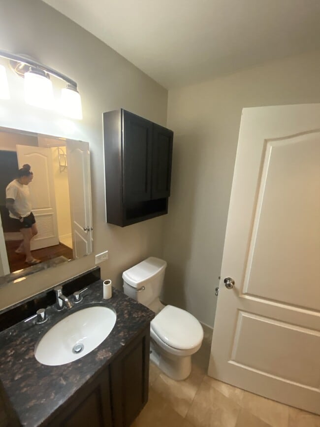 Building Photo - 2 bed/2 bath condo in Golden Triangle
