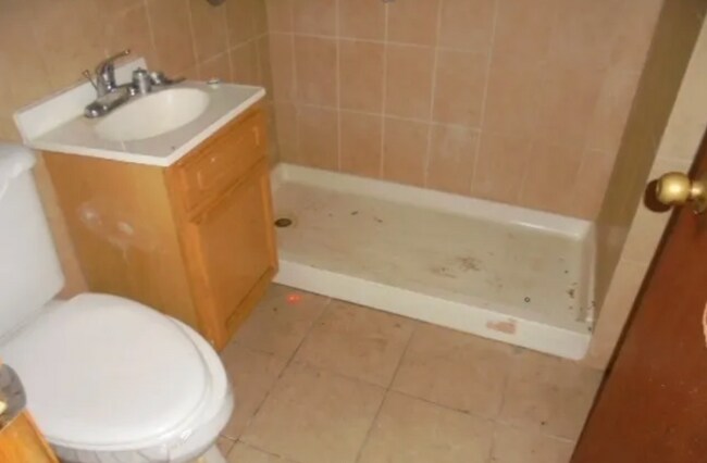 Building Photo - Spacious 4BR Single-Family Home – Renovate...