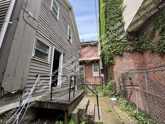 Building Photo - 105 Mariner St