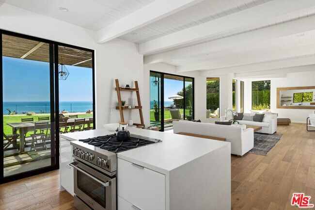 Building Photo - 28926 Cliffside Dr