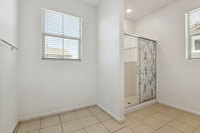 Building Photo - 4 Bedroom Single Family in Chandler