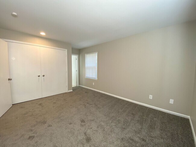 Building Photo - Charming 3 bedroom 2 bath home near Coving...