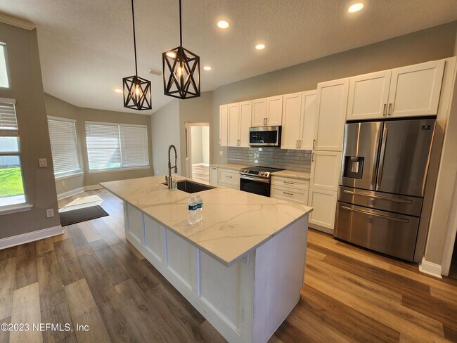Building Photo - 2071 Thornhill Drive