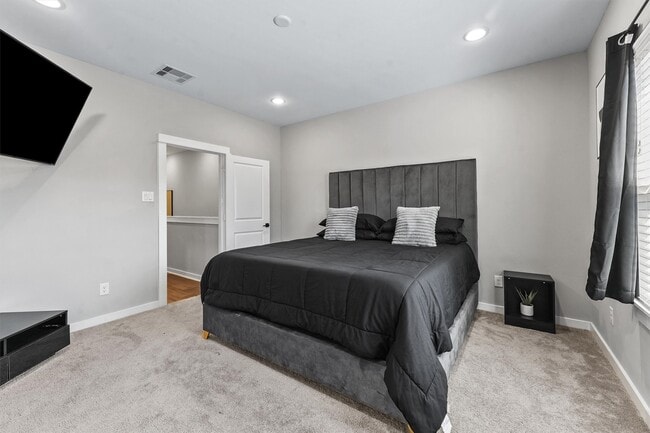 Building Photo - 6704 Parker Grv Ln