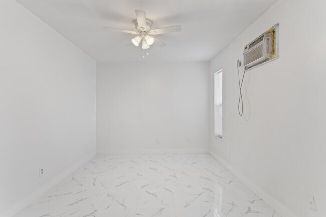 Building Photo - 804 NW 2nd Ave