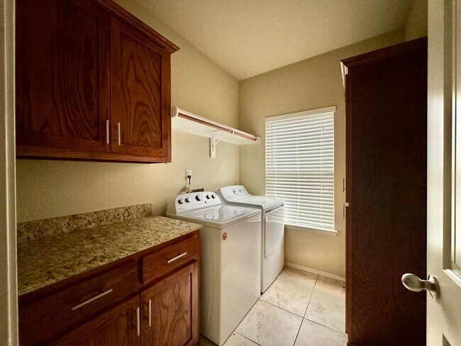 Building Photo - Spacious 4-Bed, 5-Bath Home with Large Backyard Minutes from Baylor Campus!