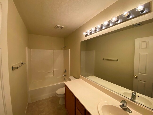 Building Photo - Beautiful & spacious home on an oversized ...