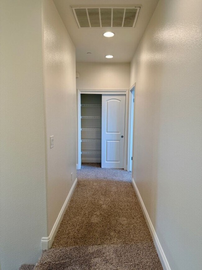 Building Photo - Beautiful Spacious 5 Bedroom Home located ...