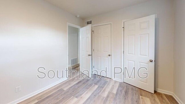 Building Photo - 605 Lake Rd