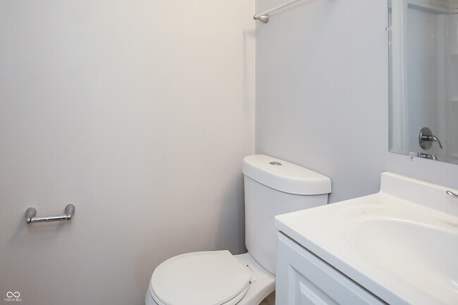 Building Photo - 607 Woods Crossing Dr