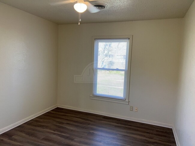 Building Photo - ***1st and 2nd Month: 2-weeks Free Rent***...