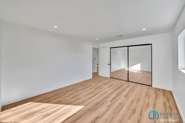 Building Photo - 11845 Hamlin St