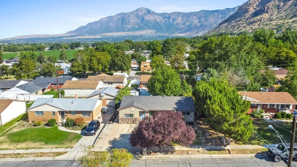 Building Photo - 1024 1st St