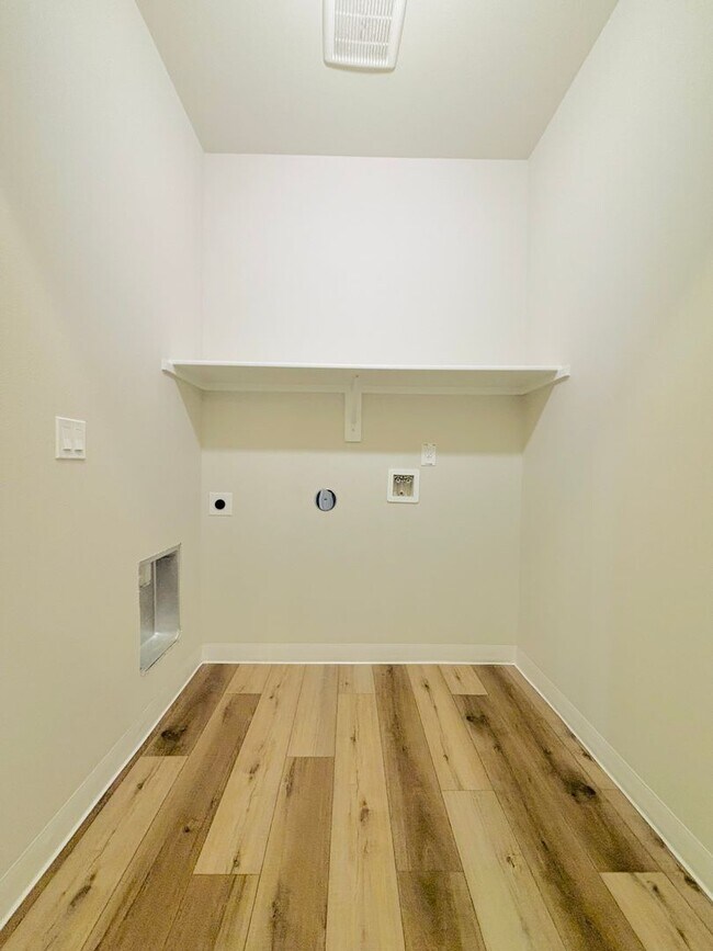 Building Photo - 2418 Leonard Ln