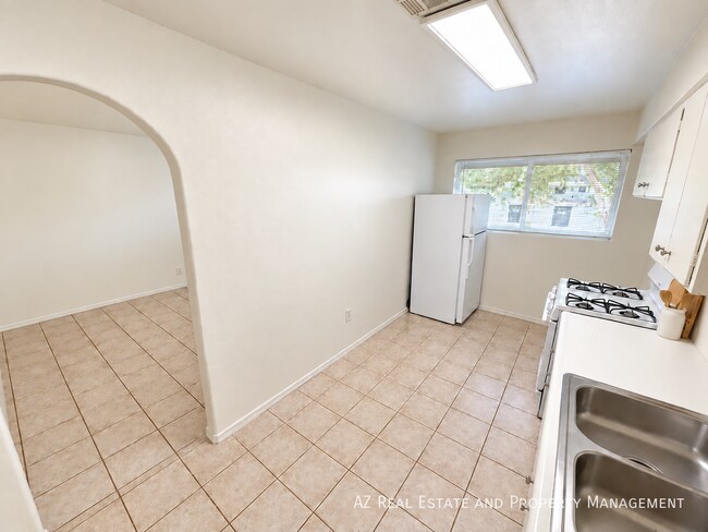 Building Photo - 10648 N 15th Ave