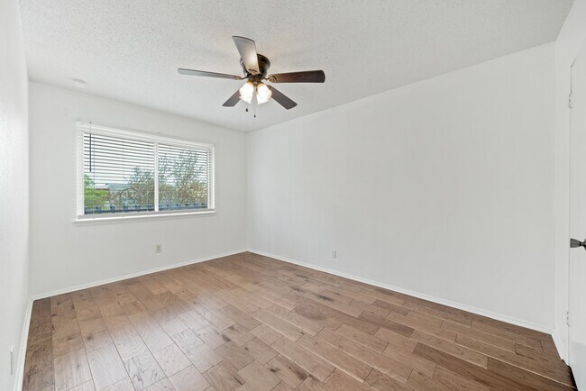 Building Photo - 10958 Crown Park