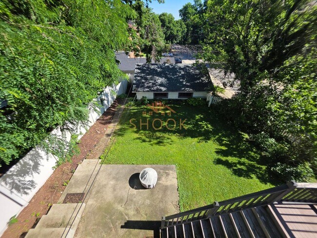 Building Photo - LARGE 4 BR HOME CLOSE TO DOWNTOWN W/ LOTS OF AMENITIES