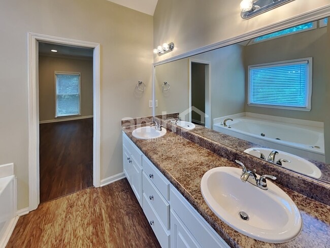 Building Photo - 7270 Wyngate Dr