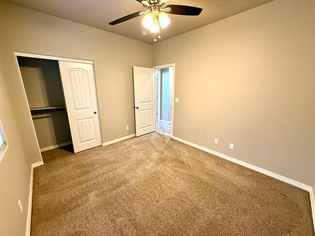 Building Photo - Beautiful 3 Bedroom with 3 Car Garage- Available Now!