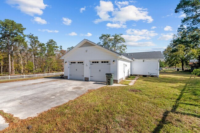 Building Photo - 105 3rd St