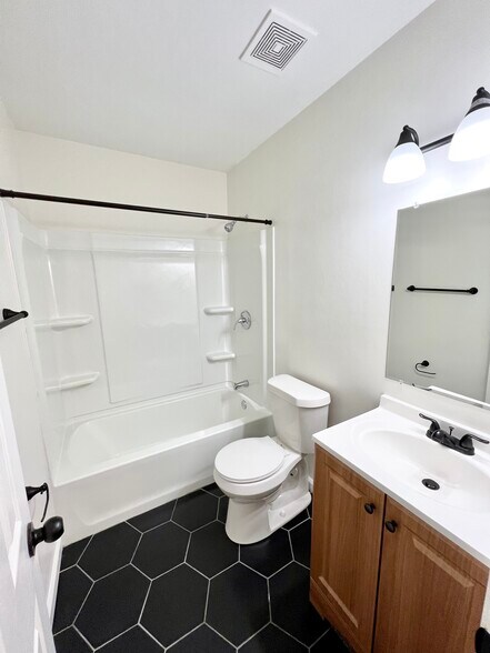Upstairs Full Bathroom - 272 Fleming Rd