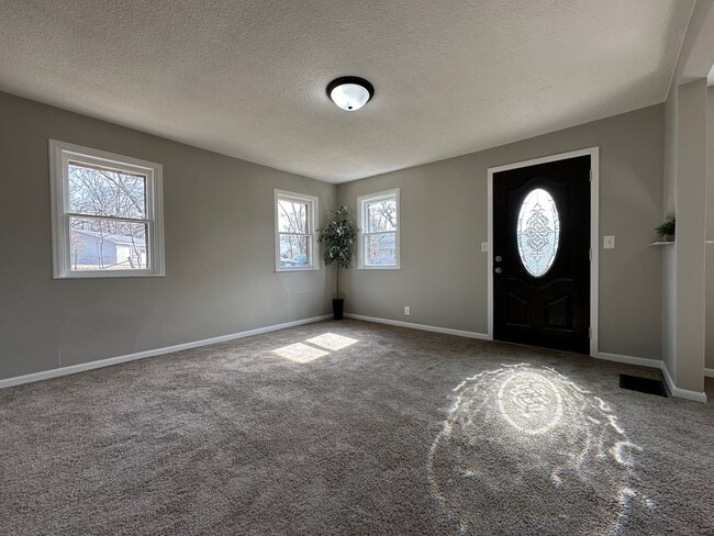 Building Photo - 3 Bedroom, 1 Bathroom Home for Rent in Evansdale, Ia