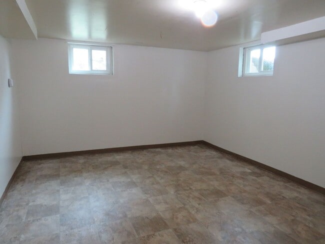 Building Photo - 3 Bedroom / 1.5 Bathroom Home in Convenient Location