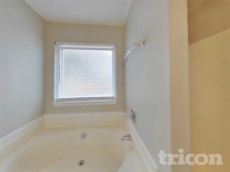 Building Photo - 7020 Setters Way