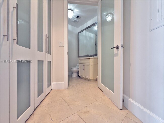 Building Photo - 848 Brickell Key Dr