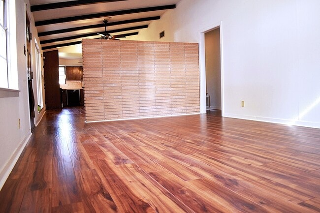 Building Photo - 5126 Beechnut St
