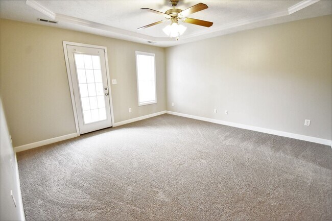 Building Photo - 4 Bedroom, 2 Bathroom : Pets under 30 lbs