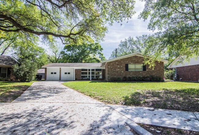Primary Photo - 8507 Manhattan Dr