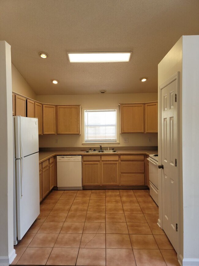 Building Photo - Beachside Living in Surfside – 3BR/2BA Cor...