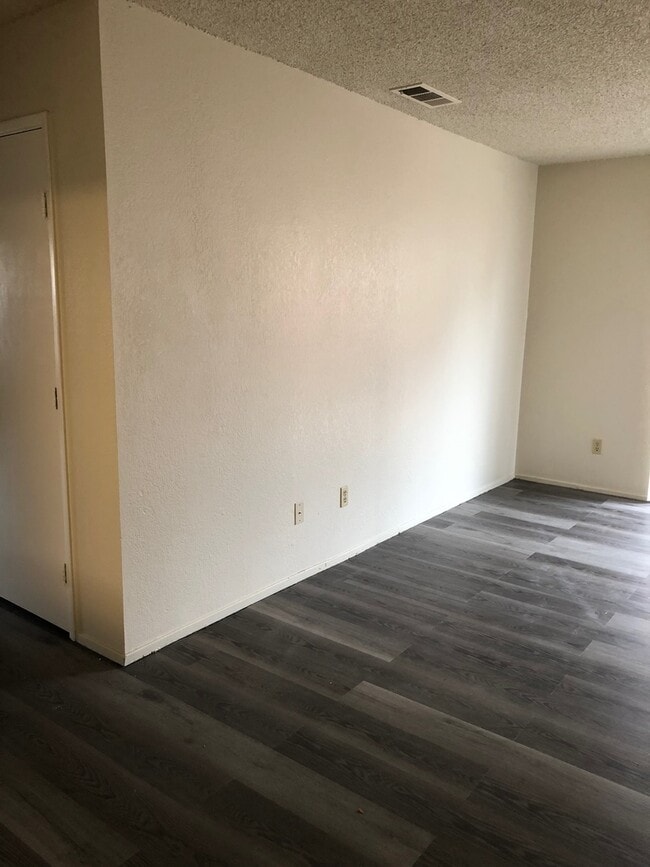 Building Photo - 2 WEEKS FREE RENT - Spacious duplex