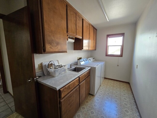 Building Photo - Welcome to this charming 1-bedroom, 1.5 bathroom home with an Office
