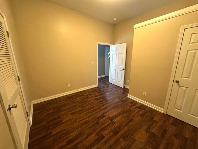 Building Photo - Renovated Germantown House in Great Location