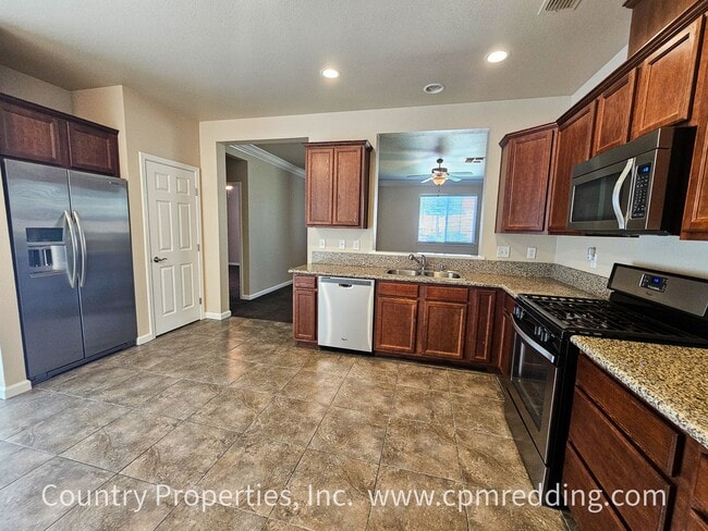 Building Photo - Spacious 5 Bedroom in the Heart of Redding!