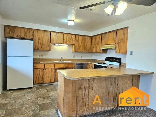 Building Photo - MOVE IN SPECIAL: $500 OFF on First Full Months Rent! Charming 4-Plex 2 Bedroom 1 Bathroom Unit Av...