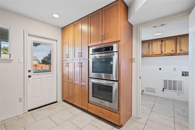 Building Photo - 1801 Broken Shoe Cove