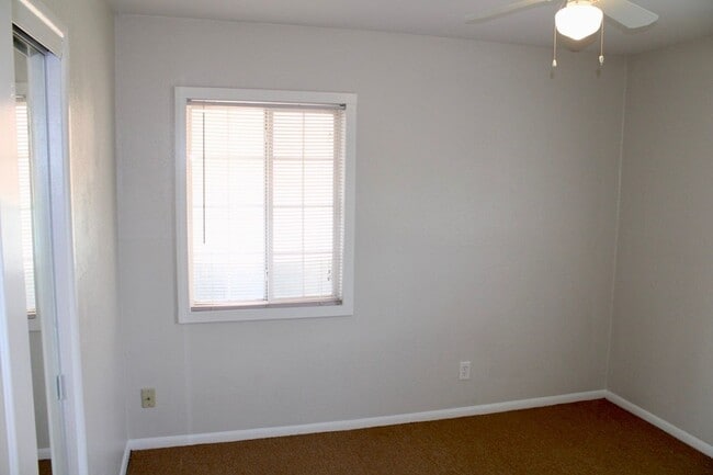 Building Photo - Cute 3Bedroom 1Bath Home Located Off Stockdale Hwy Centrally Located. Large Gated Yard. Gardner I...