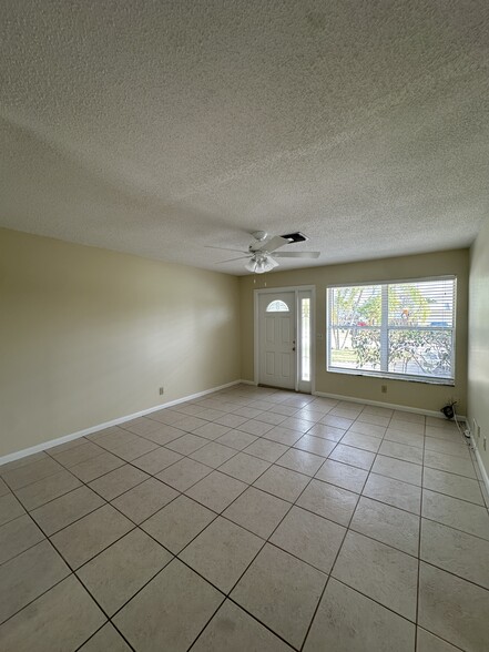 Building Photo - 8912 SE Parkway Dr