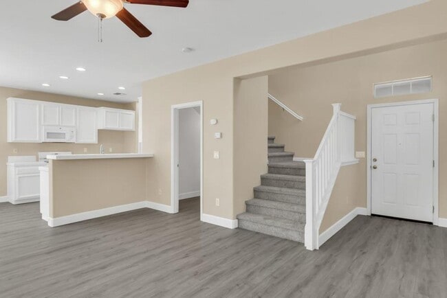 Building Photo - Beautiful 3 bed 2.5 bath in Natomas!