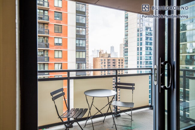 Building Photo - 245 E 40th St