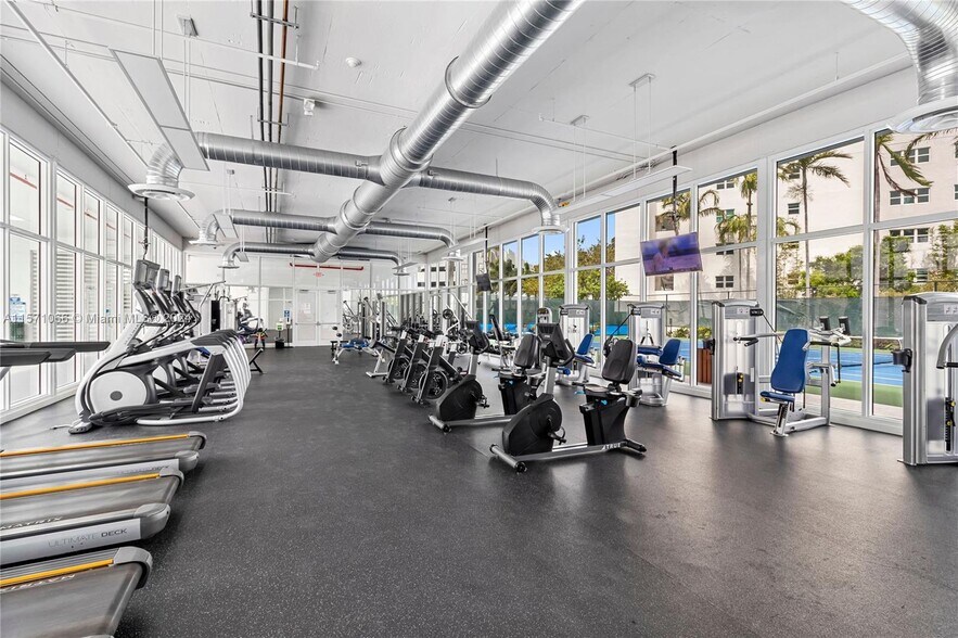 Building Photo - 14951 Royal Oaks Ln