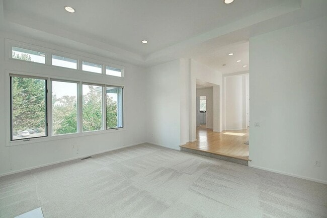 Building Photo - Clyde Hill Home