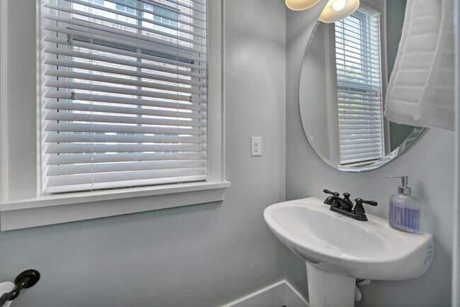 Building Photo - 324 Mariemont Way