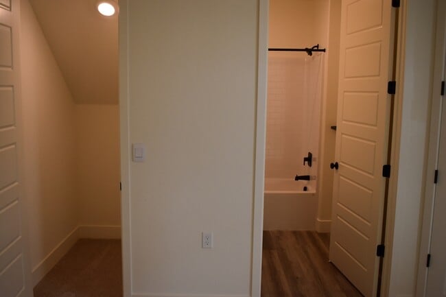 Building Photo - 682 Stephanie Dr