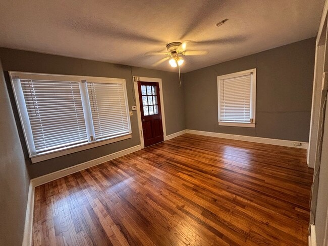 Building Photo - 3 Bedrooms- 1 Bathroom- House in East Rome!