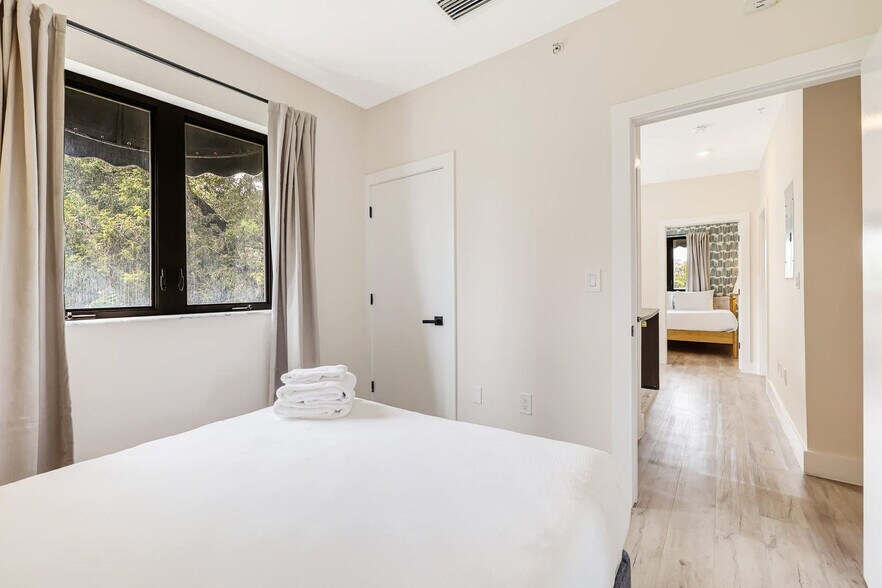 Building Photo - 3031 NE 4th Ave