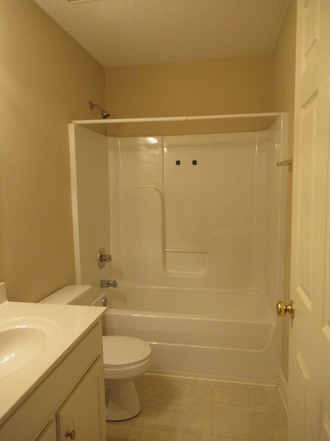 Building Photo - Landmark Pointe 3 Bedroom, 2 Bath-Lawn mai...